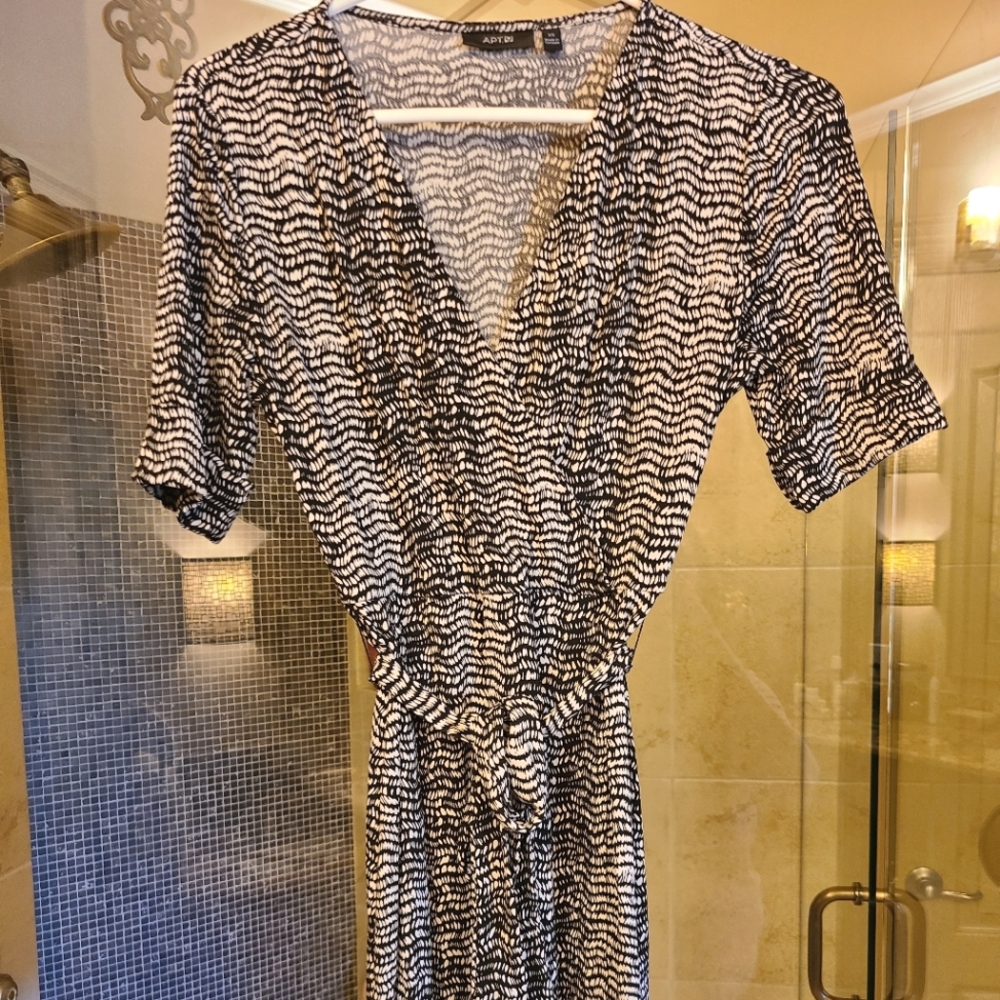 Black and white belted dress size small